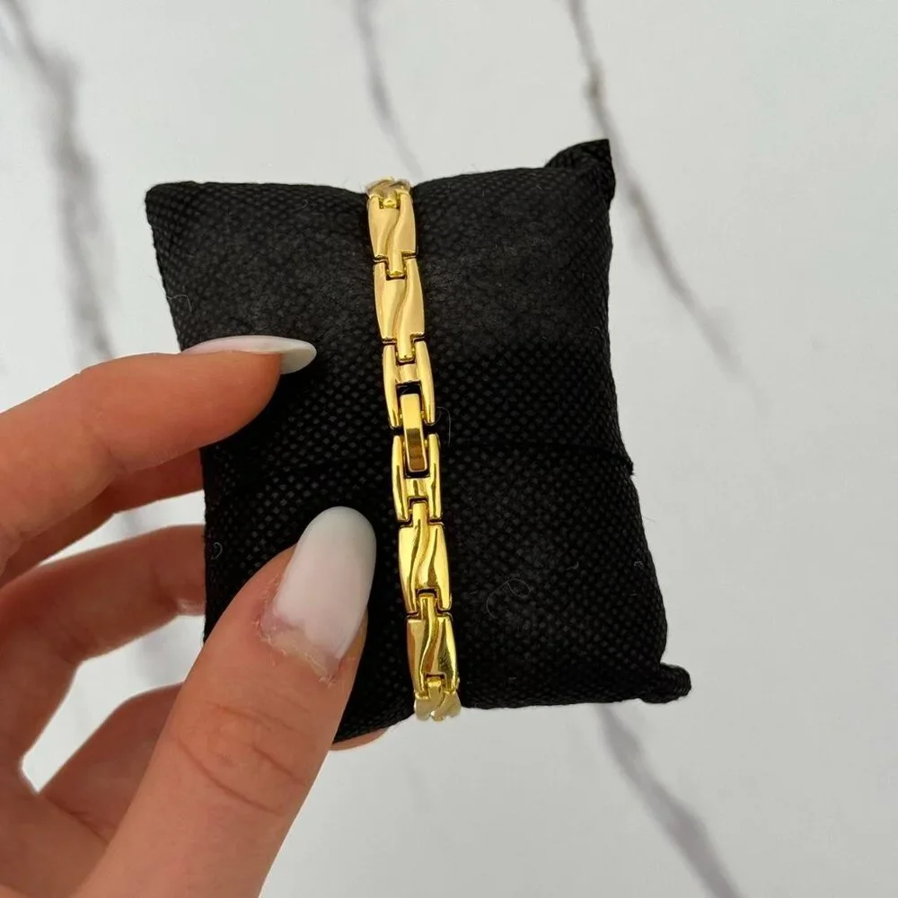 Sku 0476 vintage vibe gold mini watch + in a‎ gift box + strap reduction tool - Picture 3 of 8